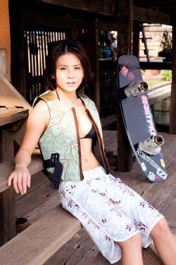 巨乳嫩妻在老公面前